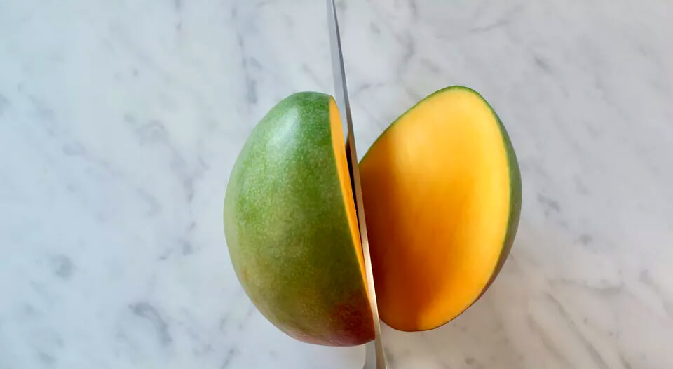 Cutting the mango right
