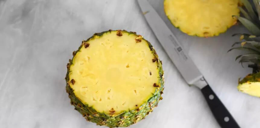 Turn the pineapple upright