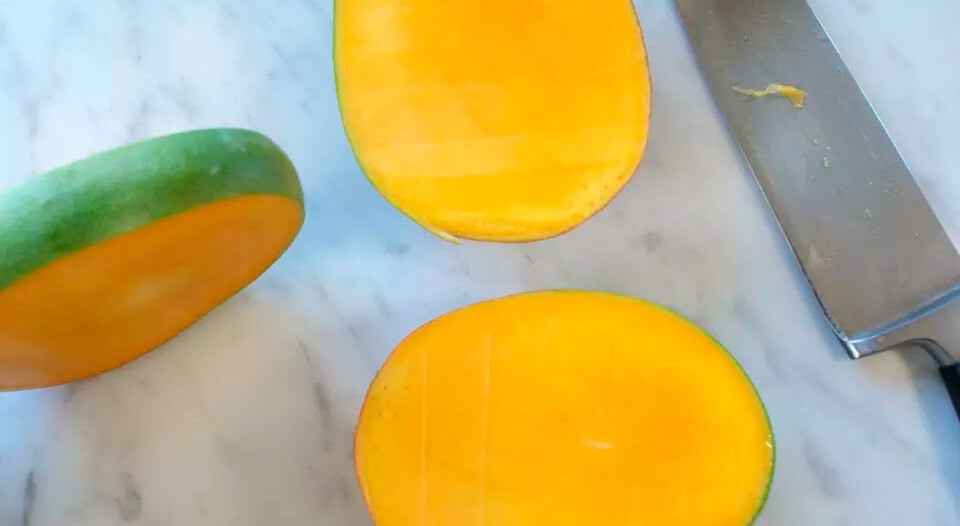 Cutting the mango