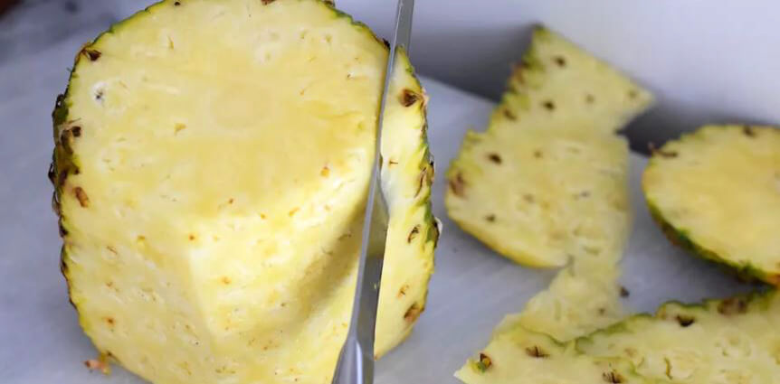 Final cleaning of pineapple