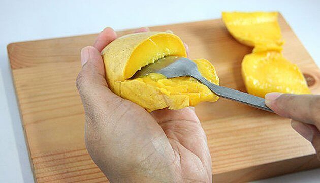 remove a mango pit by spoon