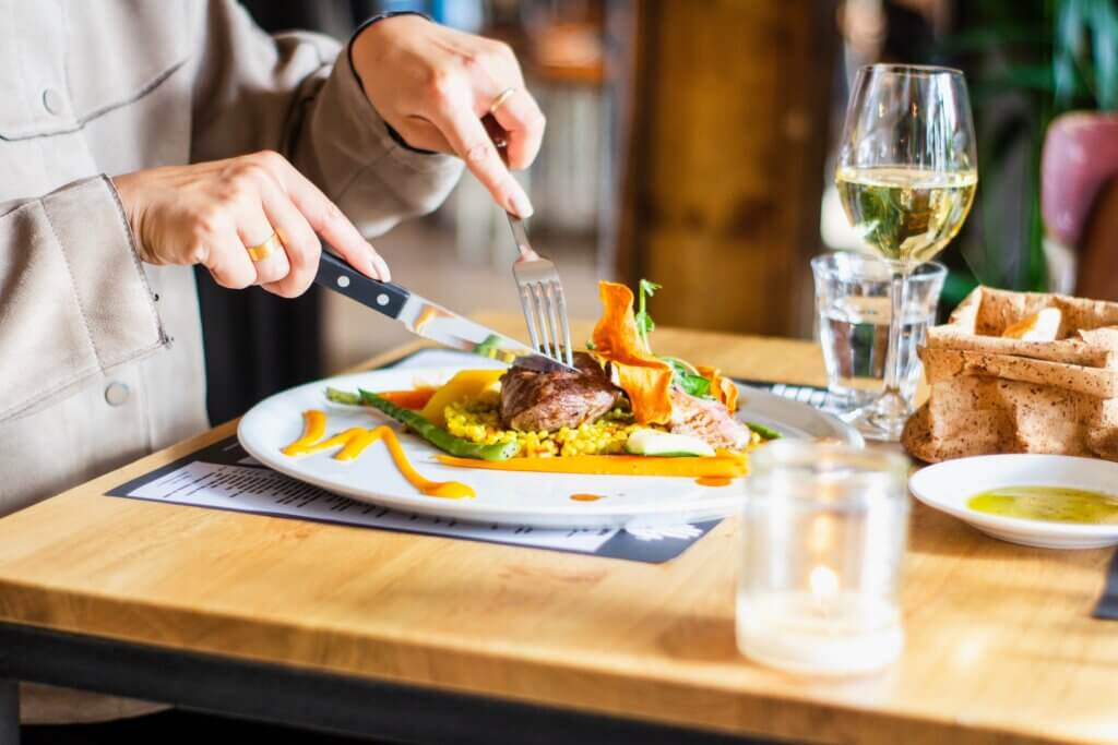Butter Knife vs Dinner Knife: Which is the Right One for You?
